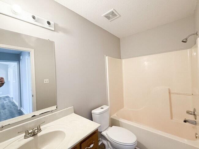 Building Photo - 3 Bedroom 2 Bathroom home!!