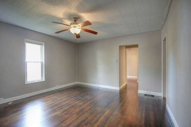 Building Photo - 3-bedroom home in Urbana available NOW!