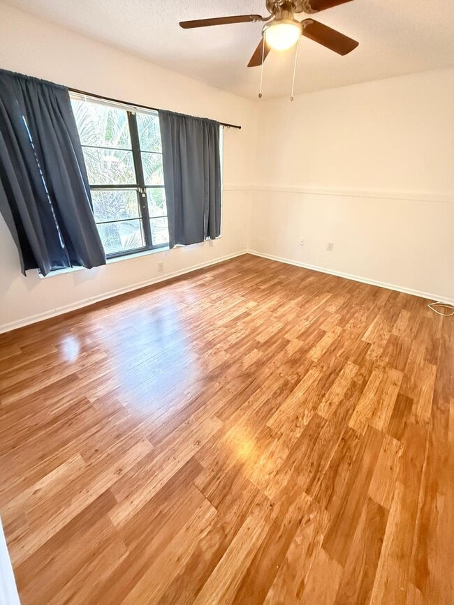Building Photo - 3333 Oak Dr