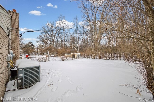 Building Photo - 21046 Wakedon St