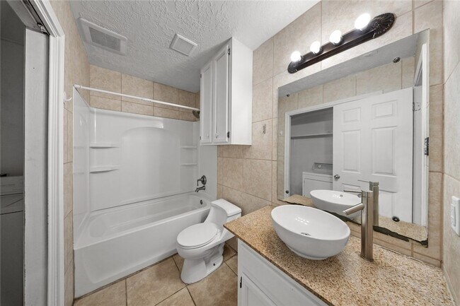 Building Photo - 1417 Hillside Dr