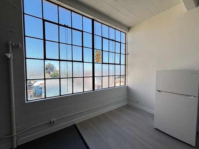 Building Photo - 1341 58th Ave