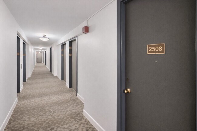 Building Photo - 1660 N La Salle Dr