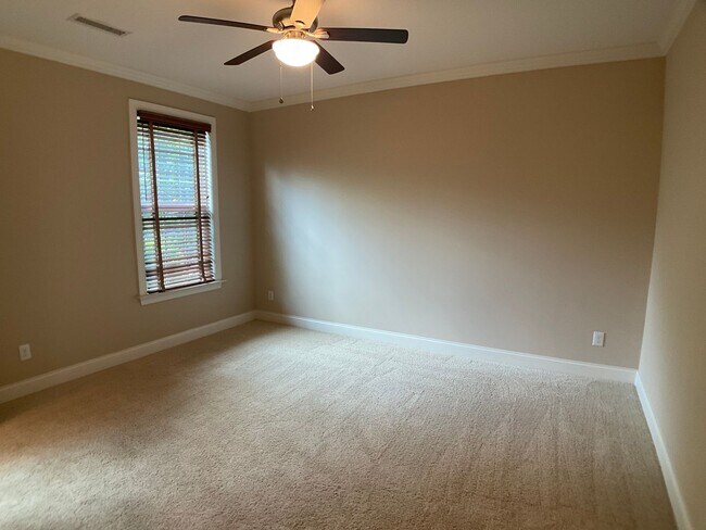 Building Photo - Absolutely Gorgeous and Spacious in Renais...