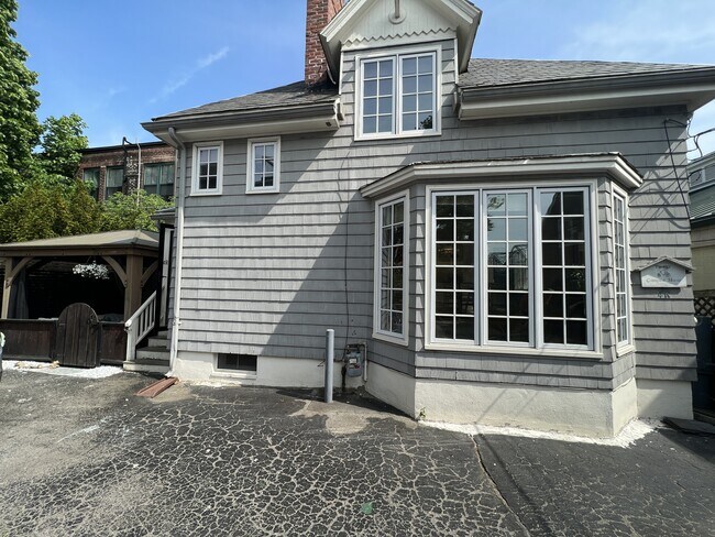 Building Photo - 4 Day St