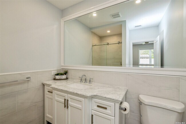 Building Photo - 534 Bellmore Rd