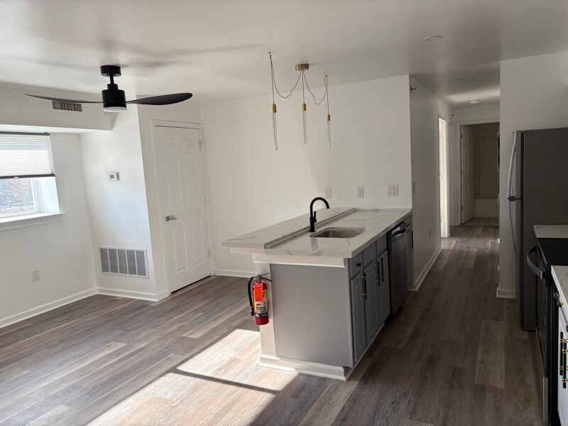 Building Photo - 150 N Main St