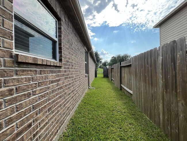 Building Photo - For Lease | 3 Bed, 2 Bath | 1,766 Sq Ft | ...