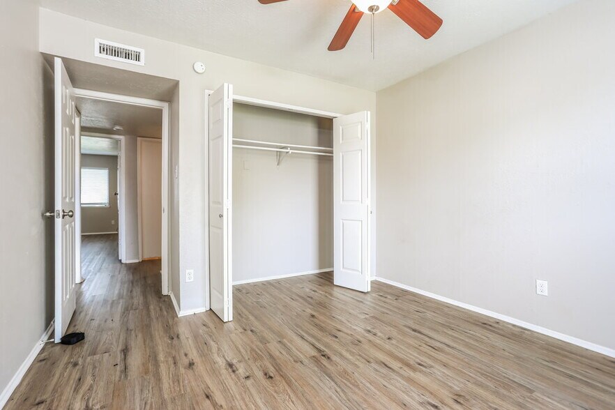 Building Photo - 4141 Yellowleaf Dr
