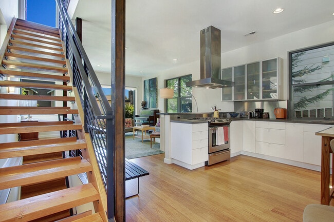 Building Photo - 216 26th Ave E