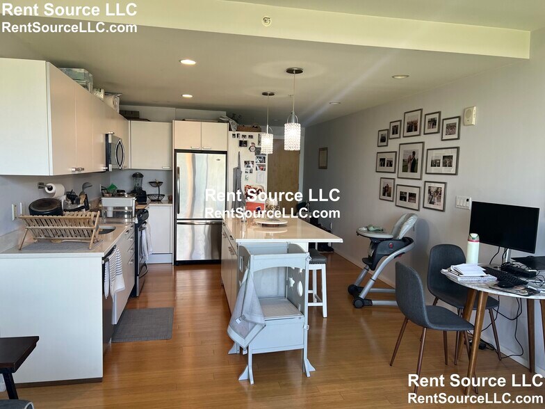 Building Photo - 2 Earhart St