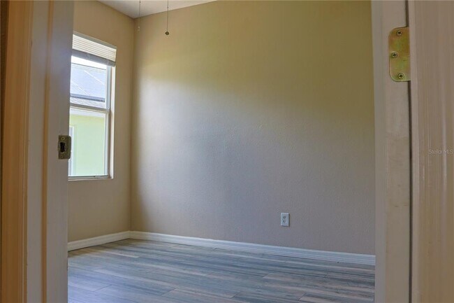 Building Photo - 558 Knollwood Dr
