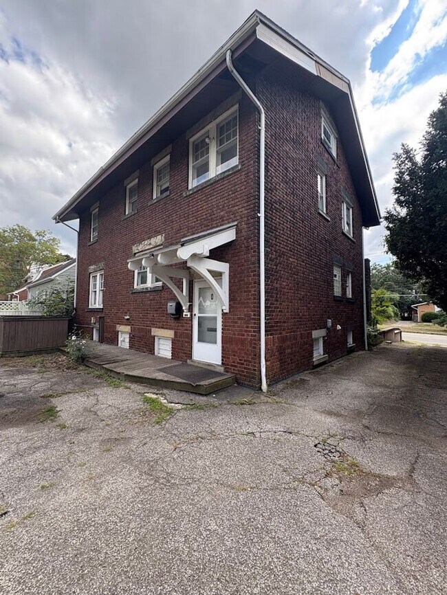 Building Photo - 2281 E Market St