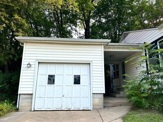 Building Photo - Centrally Located Single Famliy Home!