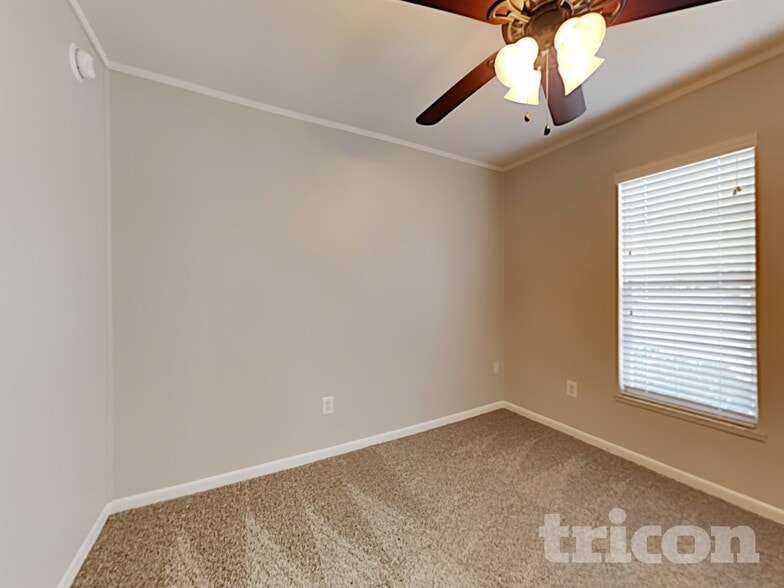 Building Photo - 802 Gullberry Ln