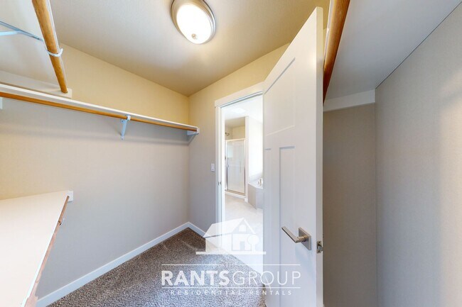 Building Photo - Beautiful Newer Home! Easy I5 access!
