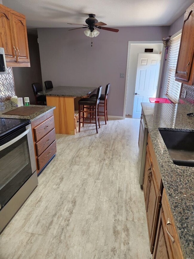 Building Photo - Beaufiful 3 bedroom rancher with attached ...