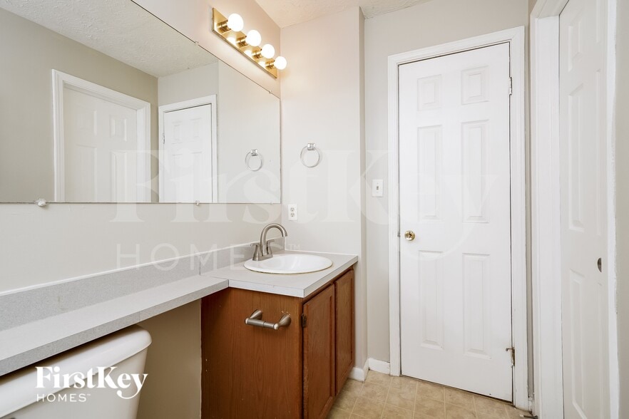 Building Photo - 5821 Buck Rill Dr