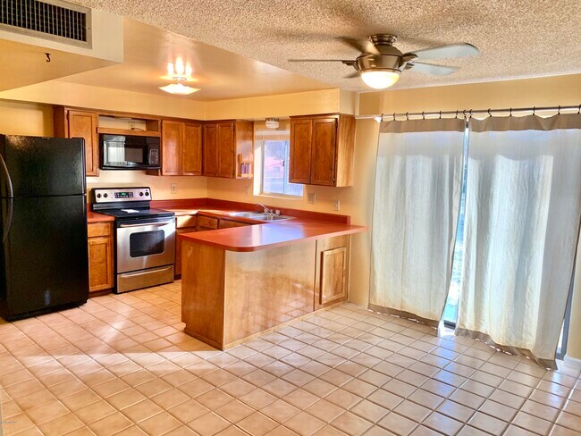 Building Photo - 925 N Evergreen Dr