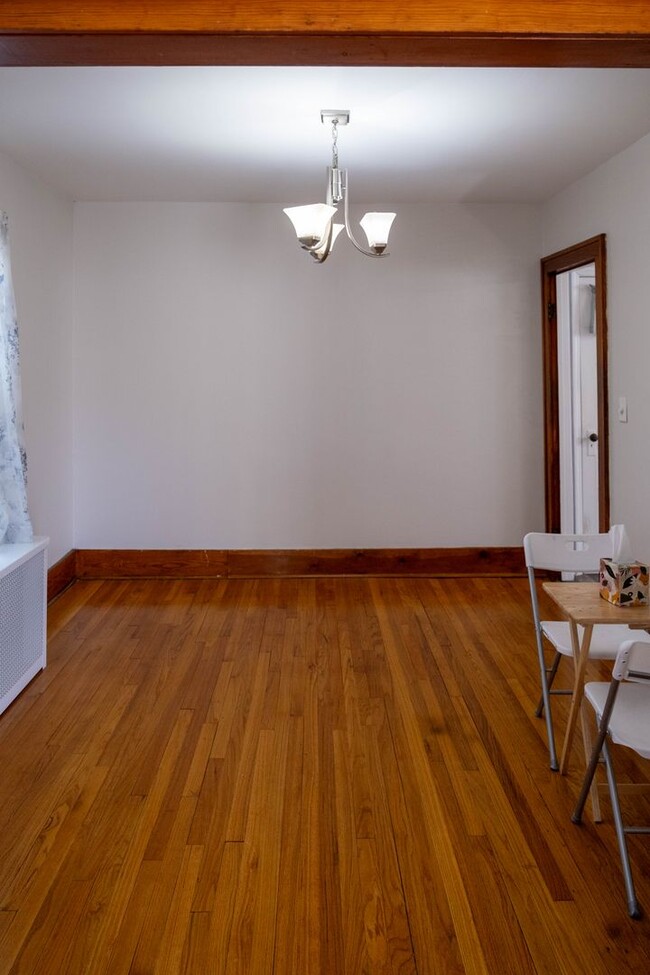 Building Photo - Charming 3 bedroom