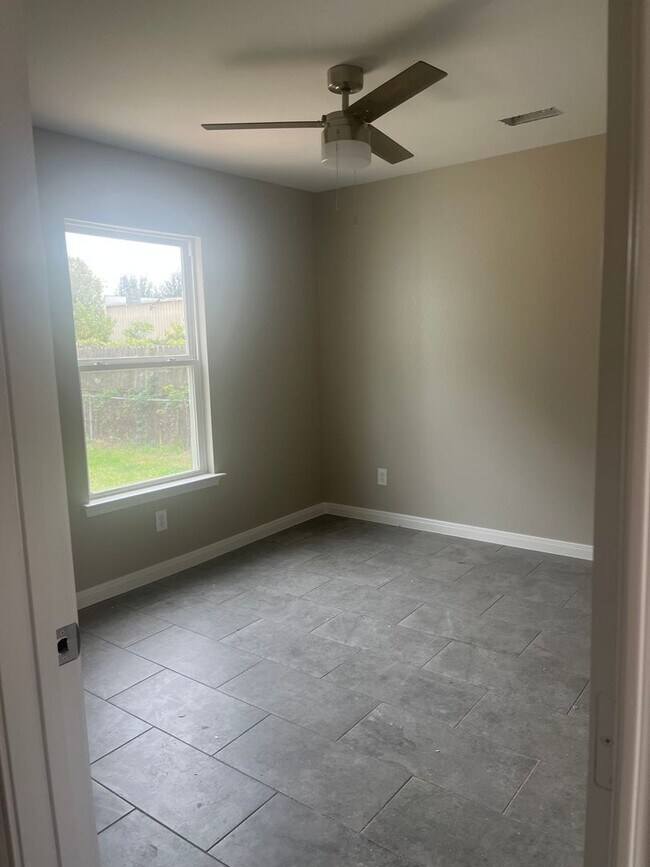 Building Photo - Beautifully Renovated 2 Bedroom Home for Lease