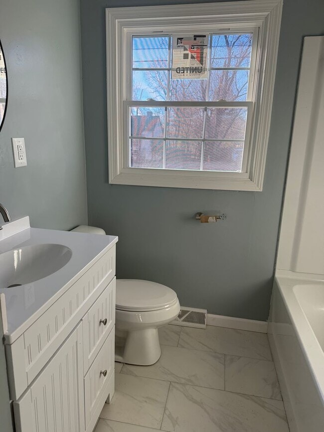 Building Photo - Updated 3 Bedroom 2 Bathroom Home