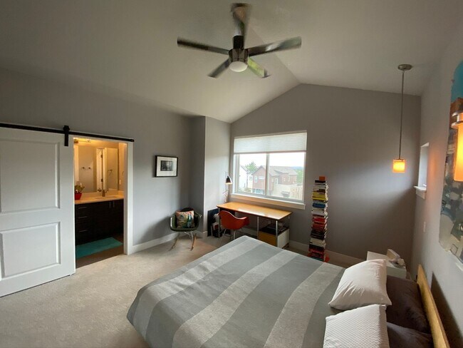 Building Photo - Gorgeous 4B/3.5B North Boulder - Available...