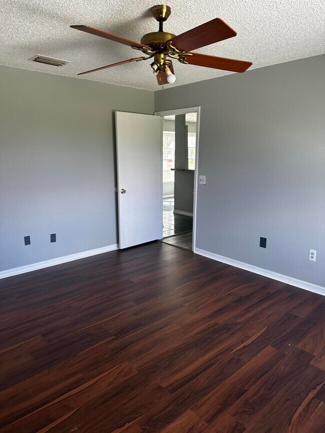 Building Photo - 1021 SW Du Bois Ave