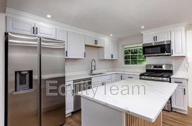 Building Photo - 722 Castro Ln