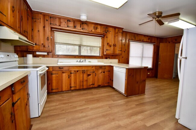 Building Photo - 3 Bed 1 Bath Home!