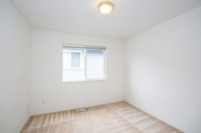 Building Photo - Spacious 4-Bedroom in Renton’s Serenity Ridge