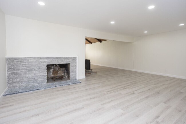 Building Photo - Beautifully Remodeled 3 Bedroom, 2 Bathroo...