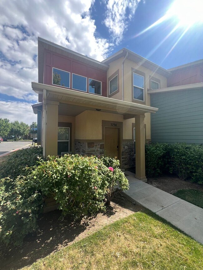 Building Photo - Awesome Townhome End-unit in South Jordan