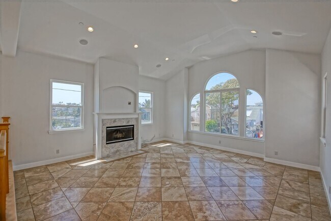 Building Photo - VERY BRIGHT, SPACIOUS & AIRY GOLDEN HILLS ...