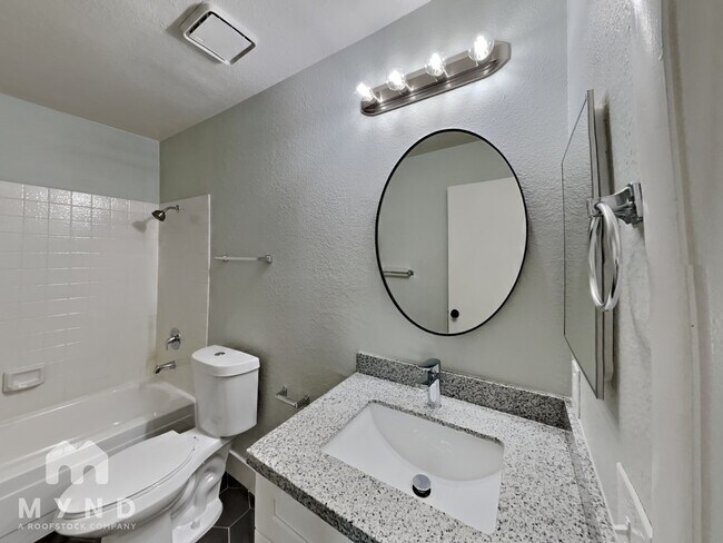 Building Photo - 4336 N Fox Point Dr