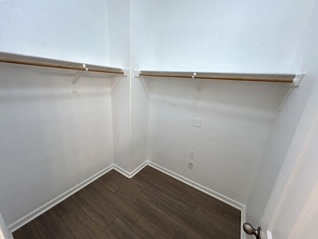 Building Photo - Spacious Elk Grove Townhome!!