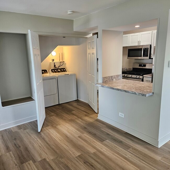 Building Photo - 5565 Allemong Dr