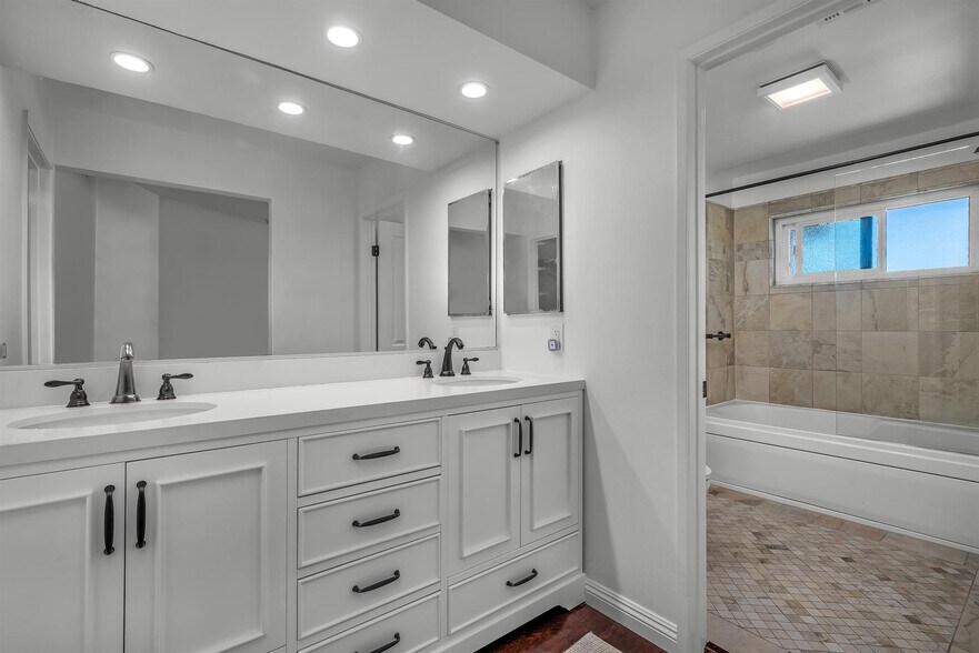 Ensuite bath with new double vanity & lighting - 2655 Calle Abedul