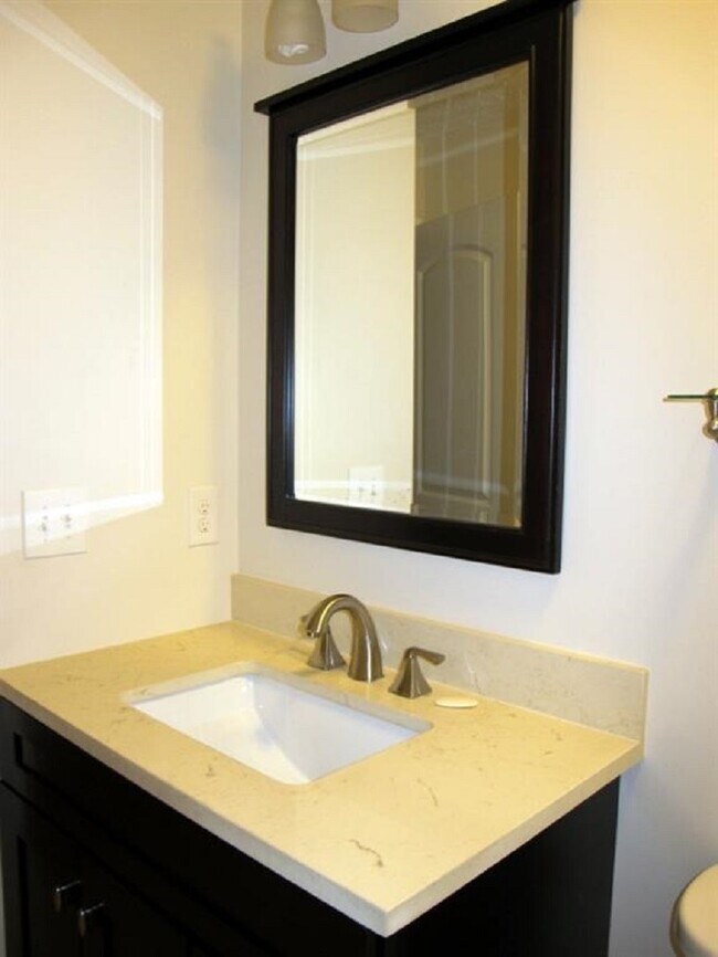 Building Photo - 927 Woods Hollow Dr