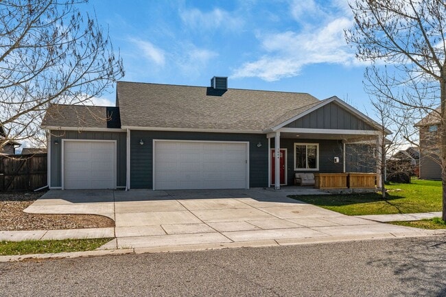 Primary Photo - Gorgeous 4 Bedroom Home in Ryen Glenn