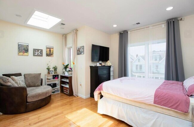 Building Photo - 86 Oak St