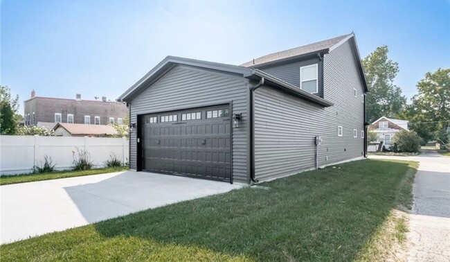 Building Photo - 3BR/2.5BA Home for Rent in Jeffersonville!  Two Car Attached Garage!
