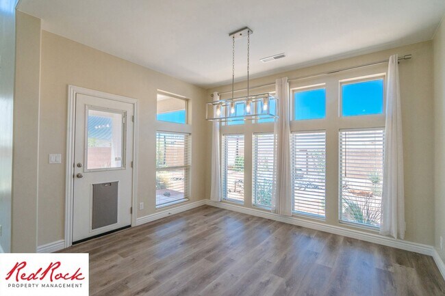 Building Photo - Stunning 4 Bedroom Home. Dog friendly!