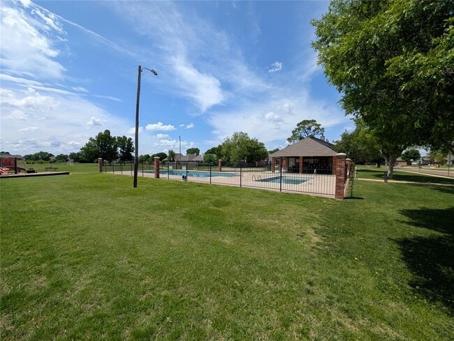 Building Photo - 2817 Brompton Dr