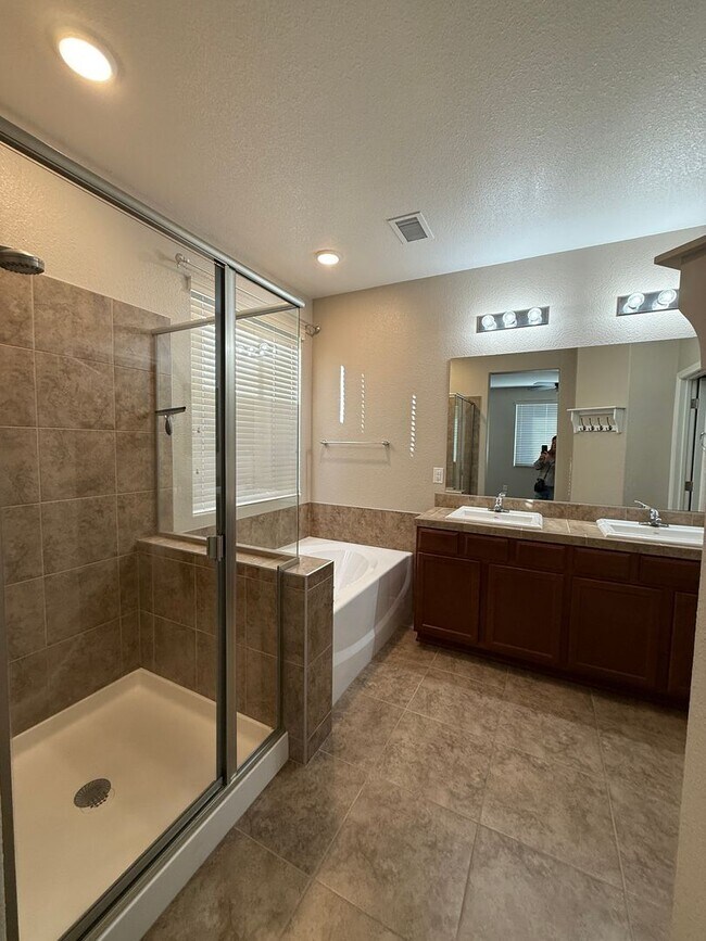 Building Photo - Beautiful Home in Sparks, NV- Single story