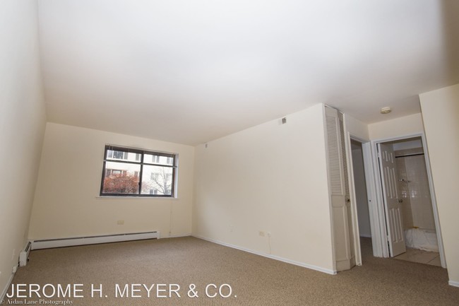 Interior Photo - 421-431 W. Barry Avenue