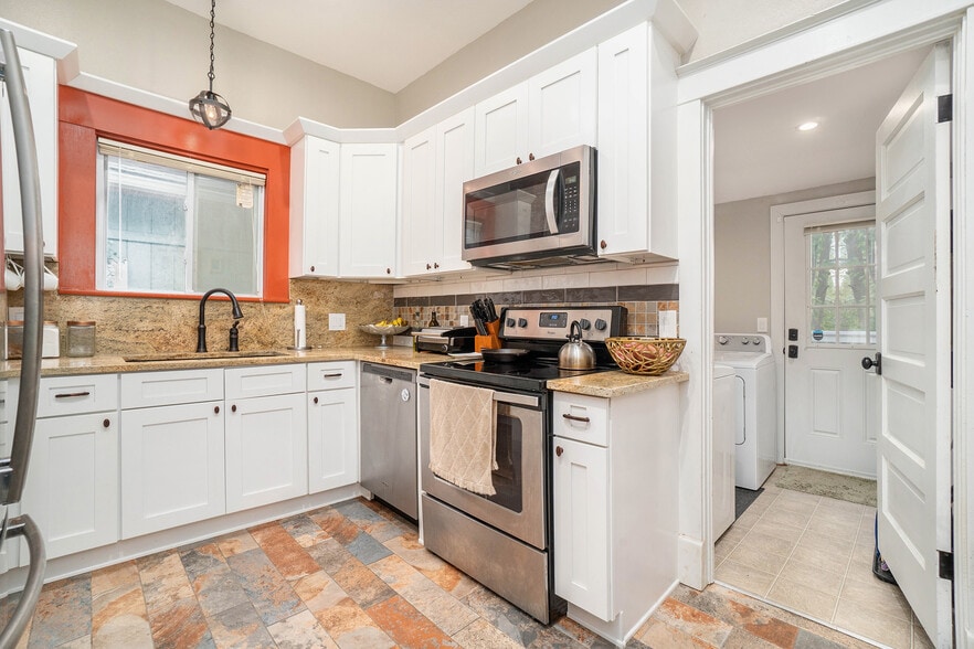 Functional kitchen - 4512 Tracy Avenue