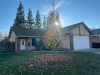 Building Photo - ADORABLE 3 BEDROOM HOUSE WITH POOL!