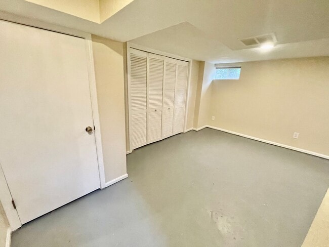 Building Photo - Rare Find, Large 3bd/2bathroom (w/ Bonus Rooms) House Near Rose City Golf Course
