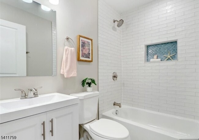 Building Photo - 495 S Clinton St